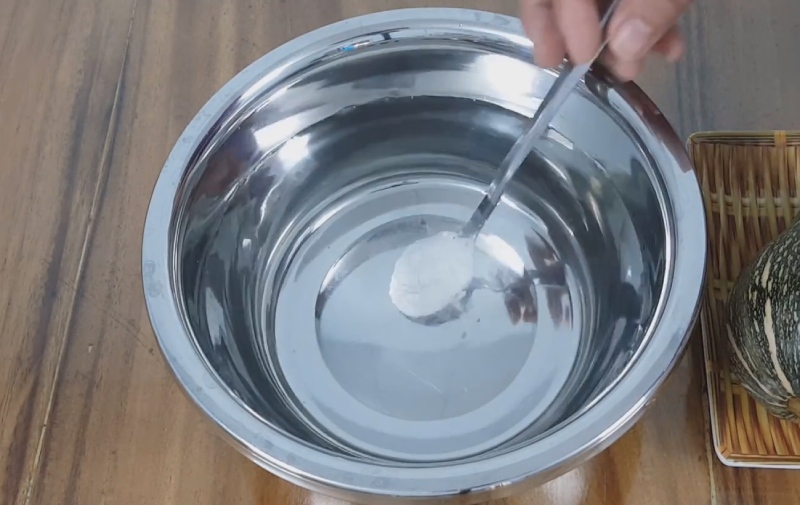 Cho vôi vào nước lọc để khuấy tan