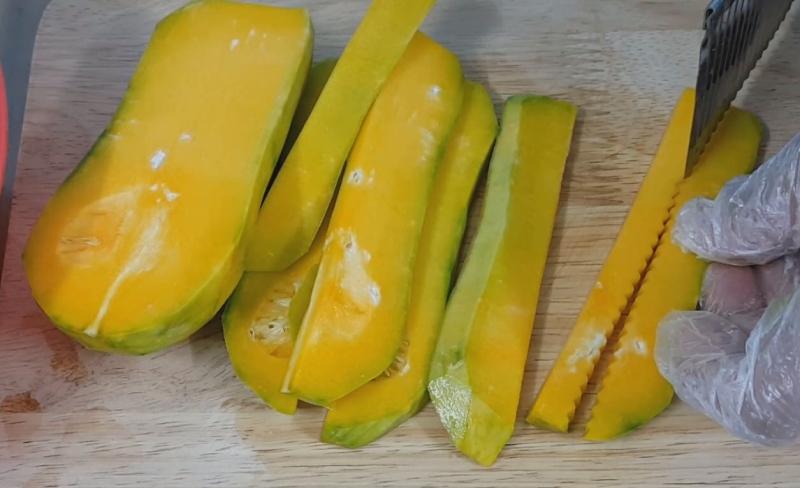 Bí đỏ được rửa sạch và cắt miếng