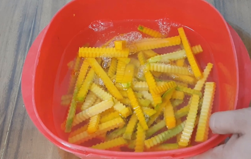 Bí đỏ được ngâm trong nước vôi trong