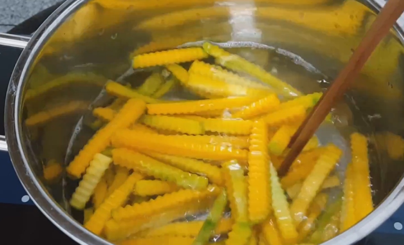 Bí đỏ được chần sơ qua với nước chanh