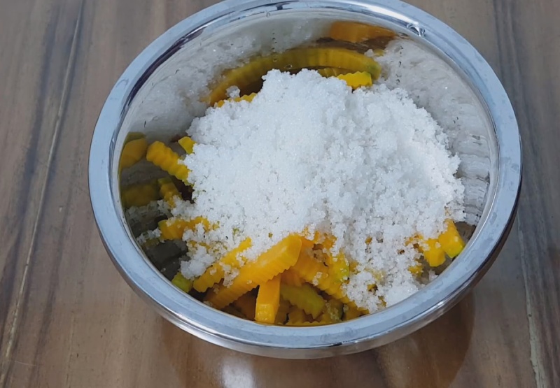 Bí đỏ được ướp với đường