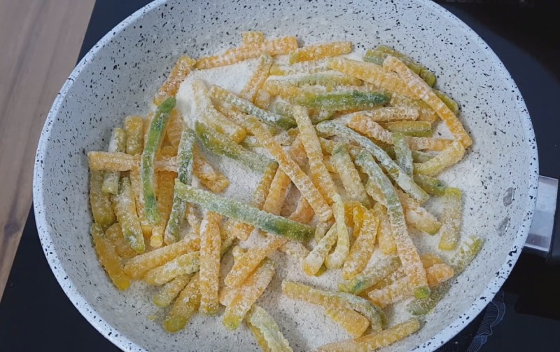 Bí đỏ được sên trên chảo cho đến khi đường kết tinh