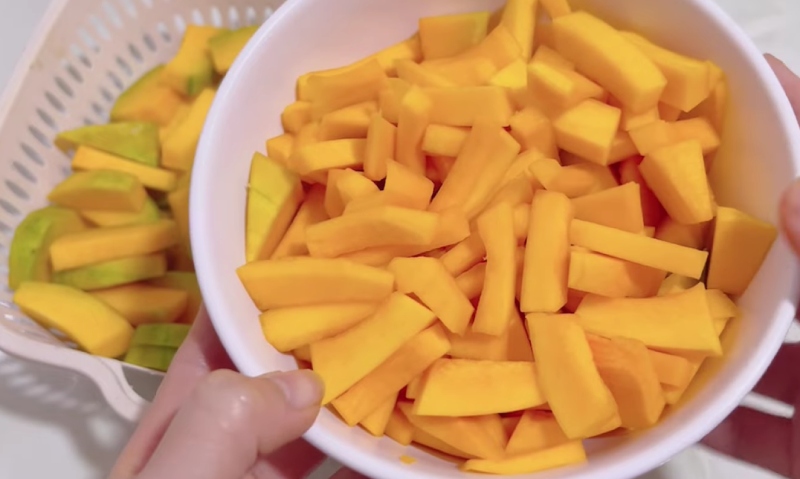 Bí đỏ được gọt và cắt sạch