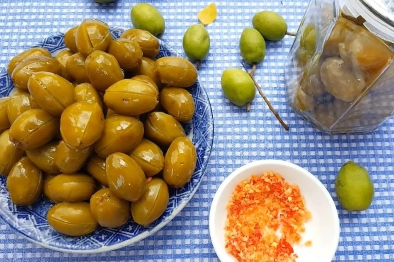 Cà na ngào đường bày trên đĩa kèm muối ớt