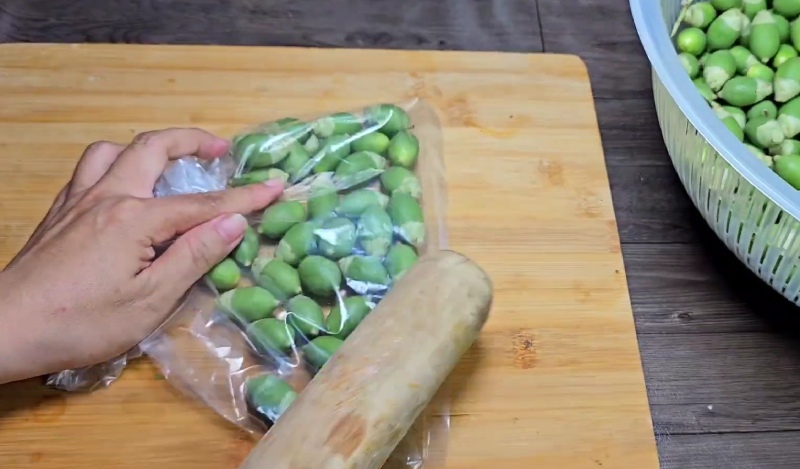 Đập cau non chuẩn bị làm mứt cau kiểng ngày Tết