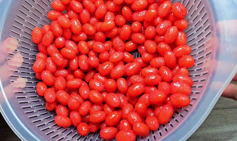 Cau non nhuộm màu đỏ tươi để làm mứt Tết