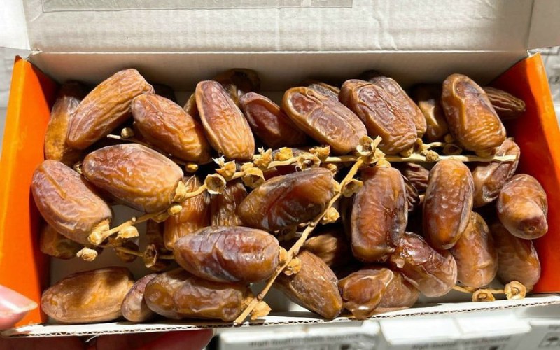 Chà là nguyên cành trong hộp dùng để làm mứt