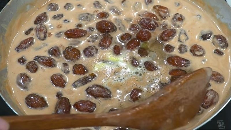 Sên chà là với đường trên chảo để làm mứt