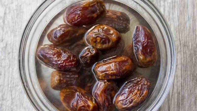 Ngâm chà là trong nước muối loãng để làm mềm trước sên