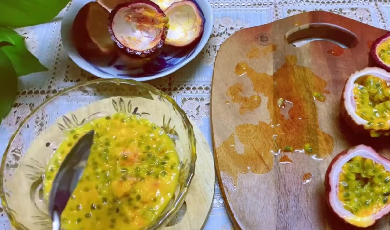 Chanh dây được cạo phần ruột và bỏ vào tô