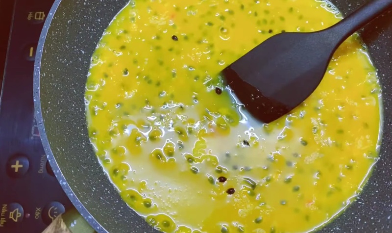 Chanh dây được sên trên chảo