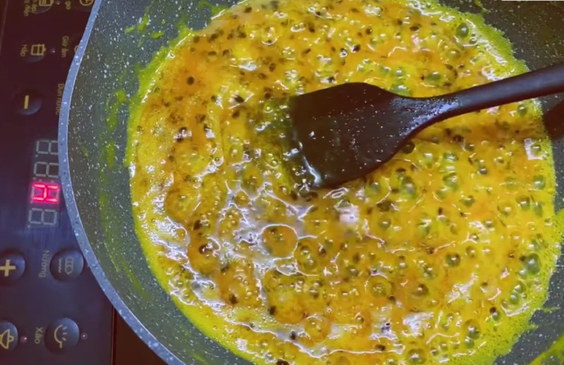 Hỗn hợp chanh dây đã cô đặc và chuẩn bị tắt bếp