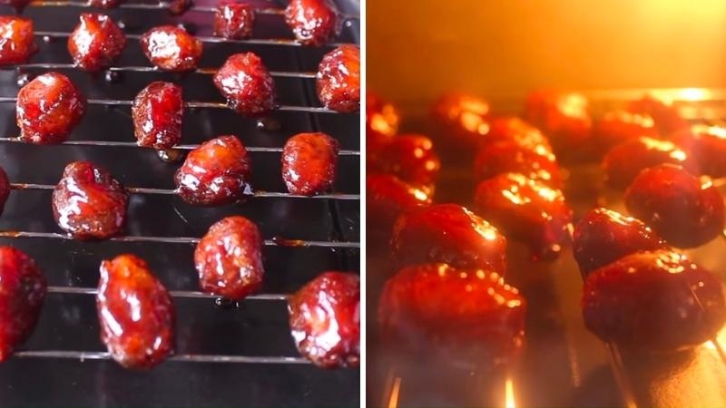 Mứt chôm chôm đang được sấy trong lò cho đến khi keo lại