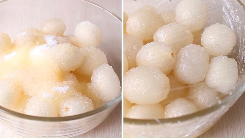 Ướp chôm chôm với đường cho thấm trước khi đem đi sên