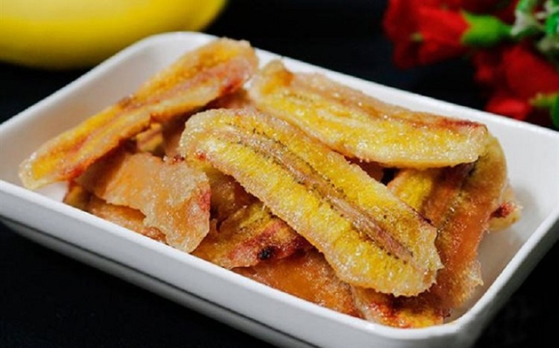 Chuối sấy dẻo vàng trong khay