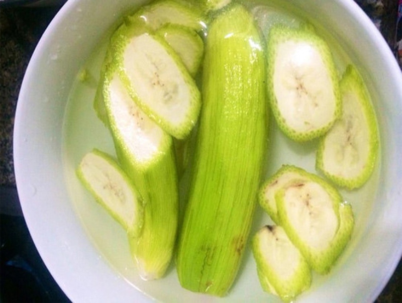 Chuối xanh ngâm nước muối loãng và chanh