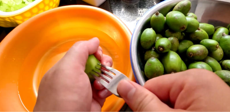 Cóc đem gọt vỏ, sau đó dùng nĩa xăm lên quả cóc