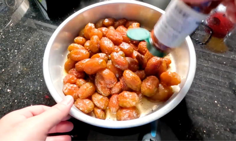 Rắc ớt bột lên bề mặt mứt cóc