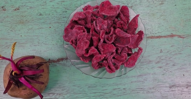 Mứt củ dền khô màu đỏ đẹp mắt sau khi sên