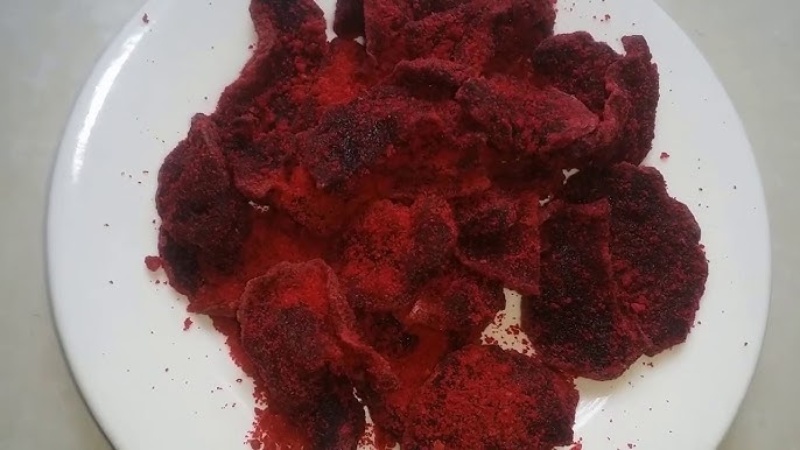 Mứt củ dền sau khi sên khô có màu đỏ đậm và giòn nhẹ