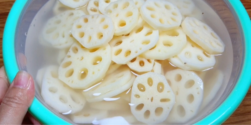 Củ sen cắt lát ngâm nước muối loãng
