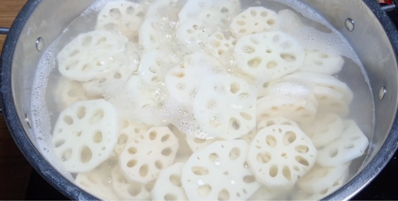 Luộc củ sen cắt lát