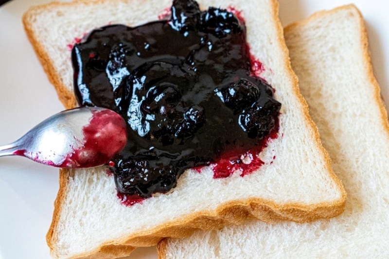 Mứt dâu tằm ăn kèm bánh mì lát