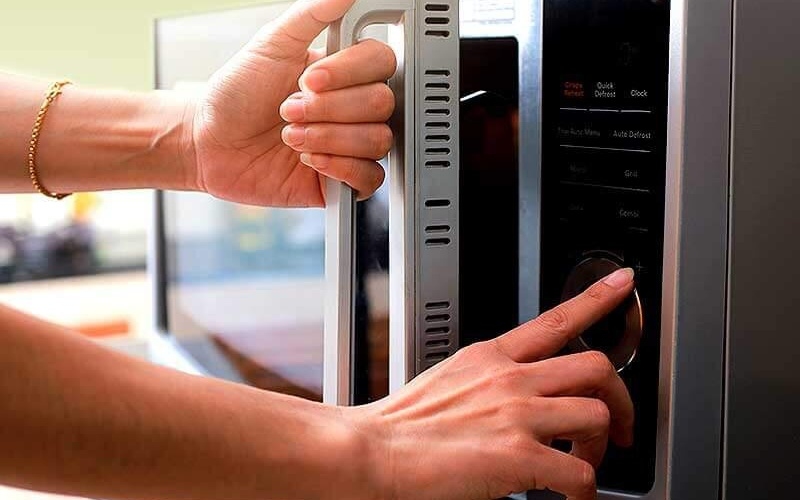 Sử dụng lò vi sóng để sấy khô mứt dâu tằm