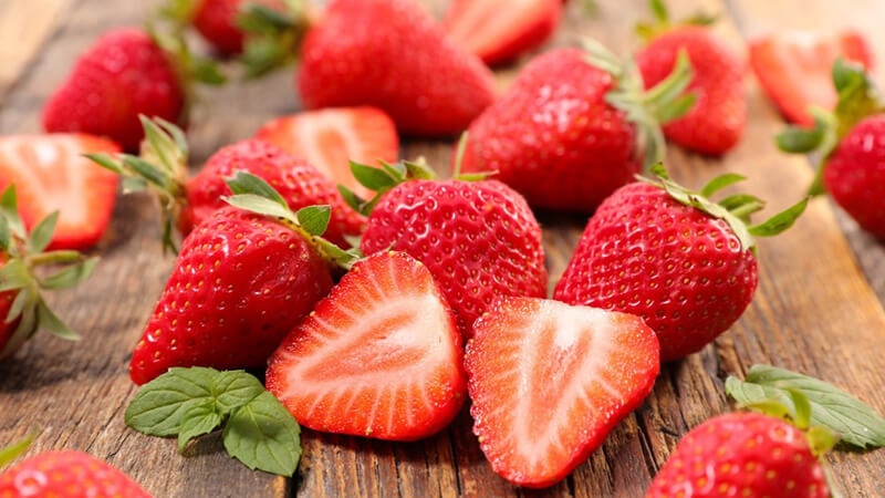 Dâu tây tươi đỏ mọng dùng để làm mứt pha nước uống