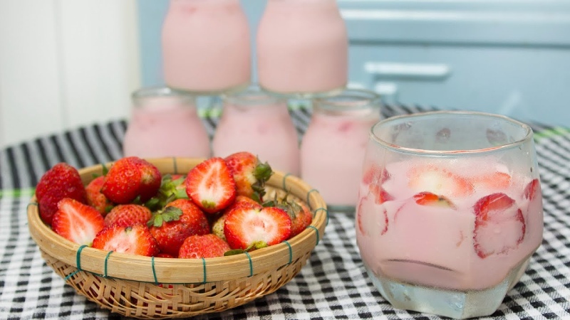 Sữa chua dâu và dâu tươi dùng chung với mứt dâu tự làm