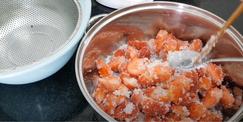 Dâu tây ướp đường trong nồi chuẩn bị nấu thành mứt