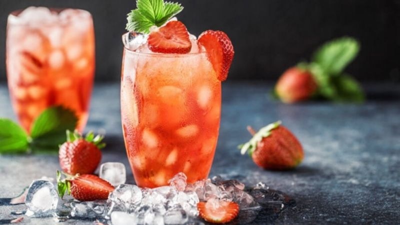 Ly Soda làm từ mứt dâu tây