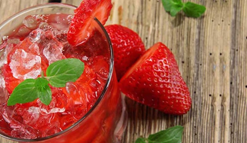 Ly nước dâu đá làm từ mứt dâu tây