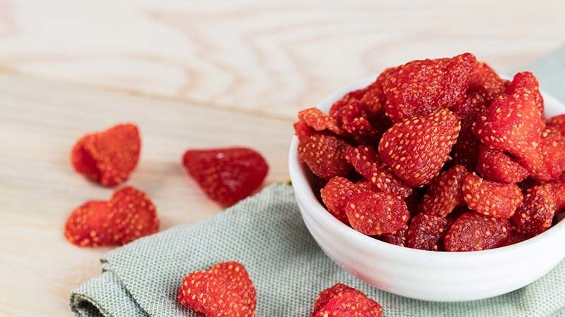 Dâu tây sấy khô trong chén trắng