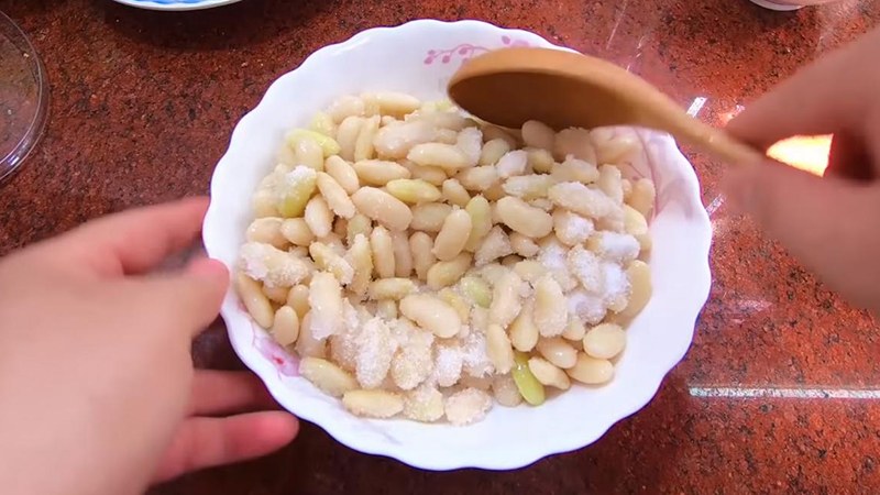 Ướp đậu trắng với đường chuẩn bị sên làm mứt ngon
