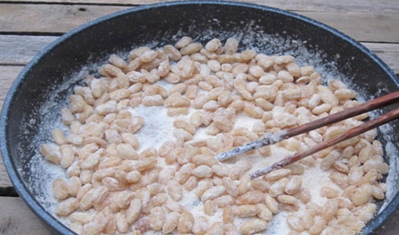 Đậu trắng sên khô áo đường trong chảo lớn
