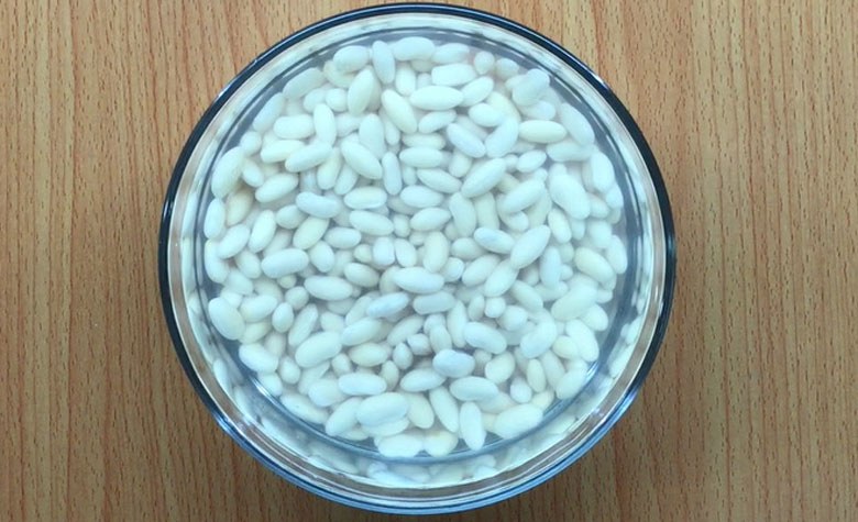 Ngâm đậu trắng trong nước giúp mềm trước khi sên