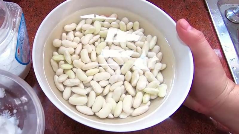 Đậu trắng ngâm nước chuẩn bị cho công đoạn làm mứt