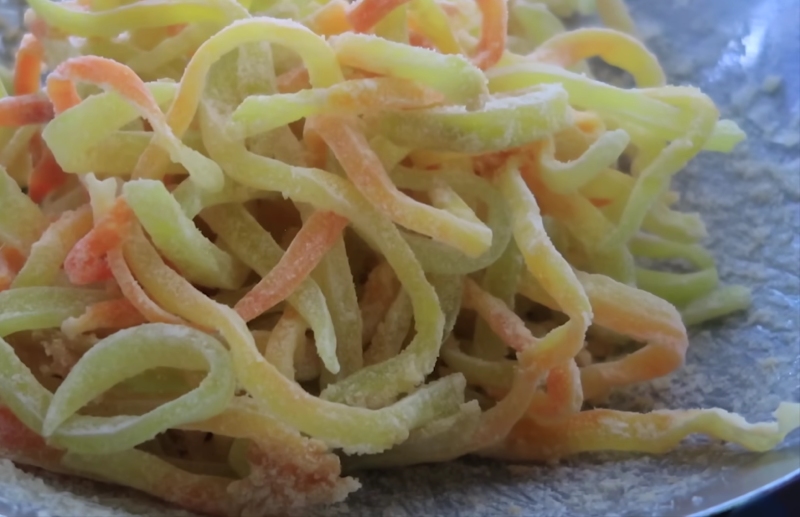 Sên mứt đến khi lớp đường bám quanh sợi đu đủ khô lại