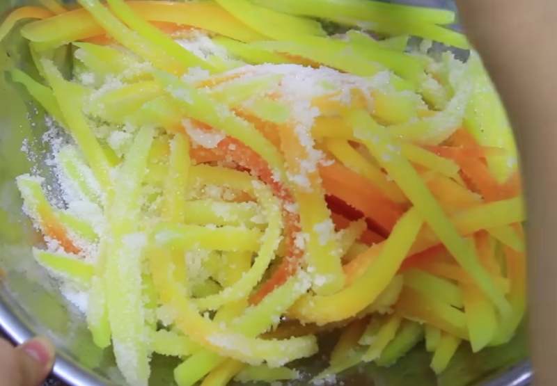 đu đủ trộn đường chờ thấm để làm mứt dẻo