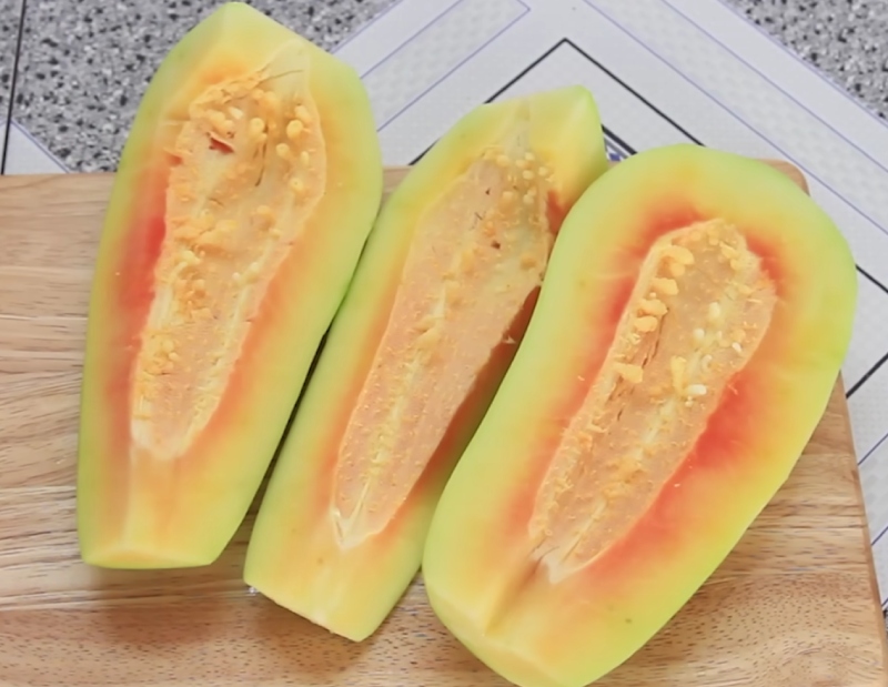 đu đủ tươi cắt đôi bỏ hạt chuẩn bị làm mứt