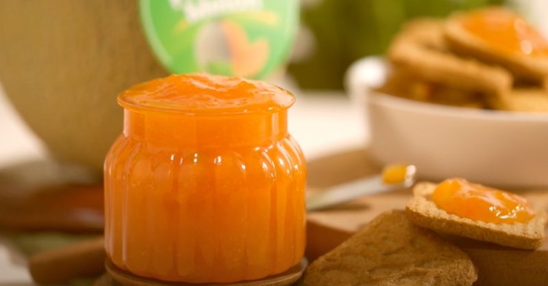 Mứt dưa lưới thành phẩm màu cam đẹp trong hũ thủy tinh