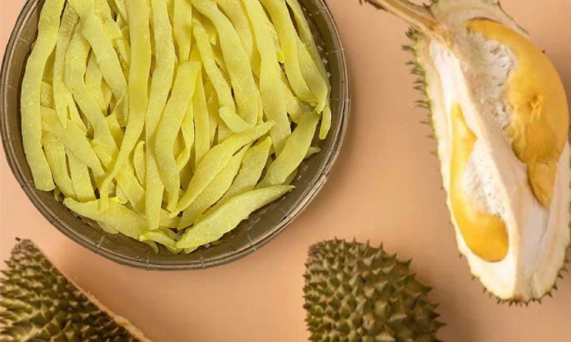 Mứt dừa non sợi màu vàng thơm ngon, có mùi đặc trưng của sầu riêng
