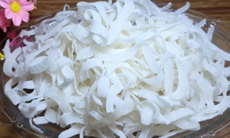 Mứt dừa non sợi dài màu trắng truyền thống