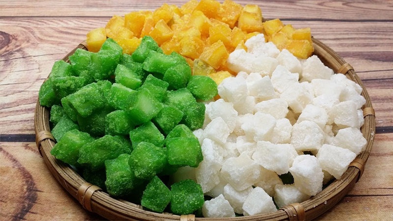 Các viên mứt dừa màu xanh lá, trắng và vàng