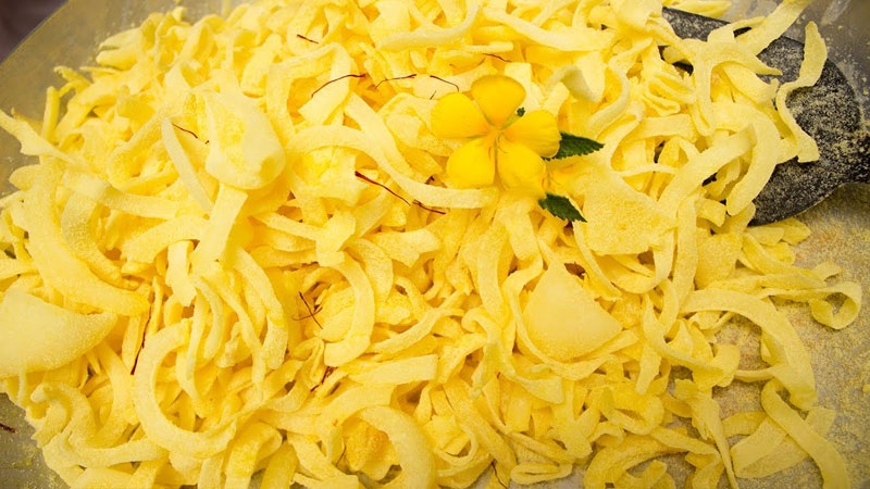 Sợi mứt dừa màu vàng đang sên trên chảo