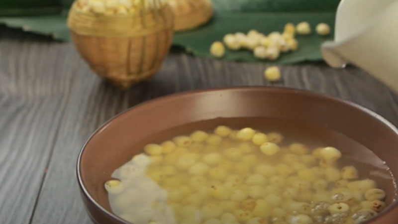 Ngâm hạt sen với muối nở để làm mứt ngon