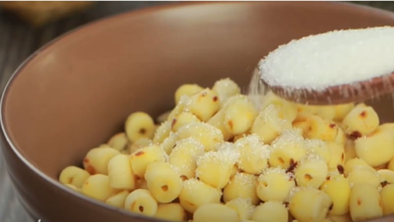 Ướp hạt sen với đường chuẩn bị làm mứt thơm