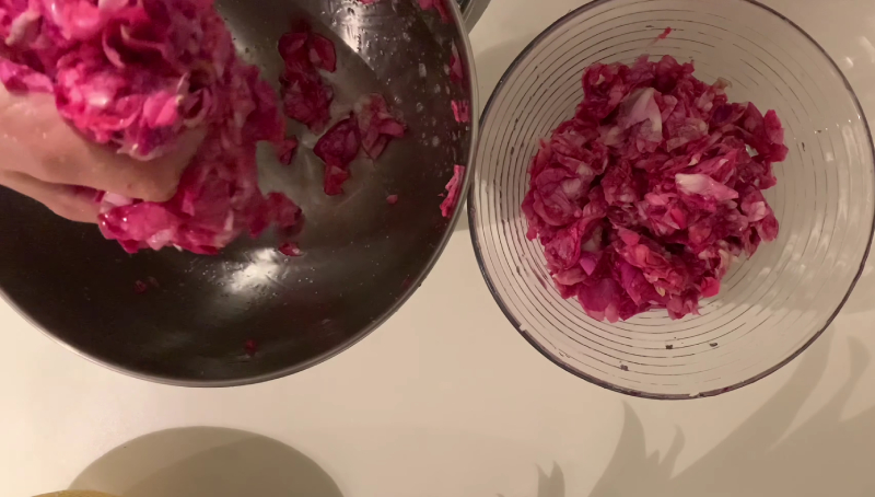 Dùng tay bóp làm mềm hoa