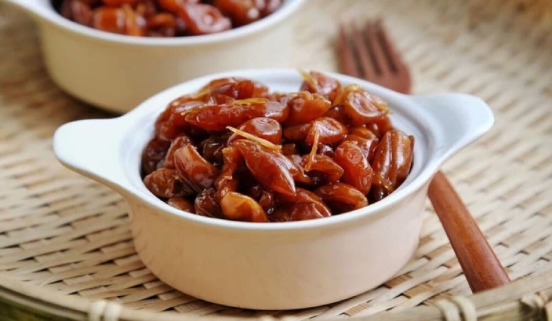 Mứt hồng bì dẻo được bày trong chén sứ trắng